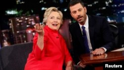 La candidate démocrate à l'élection présidentielle américaine Hillary Clinton avec Jimmy Kimmel à Los Angeles, Californie, le 22 août 2016.