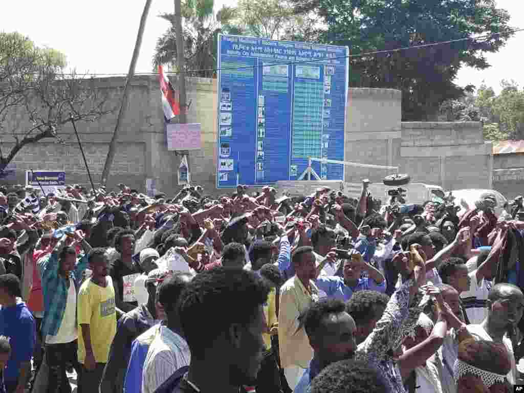 Hirmaatota Irreecha mormii agarsiisaa deeman, Bishooftuu, Onkoloolessa 2, 2016