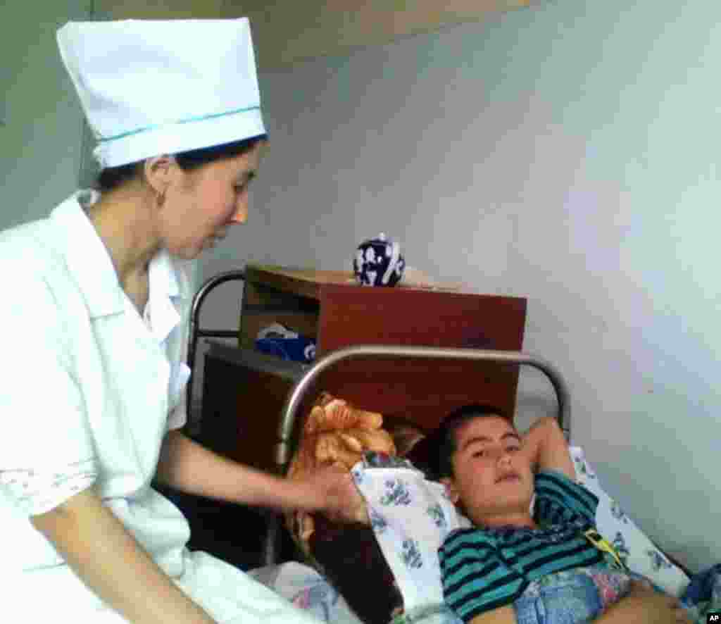 Hamshira va bemor bola