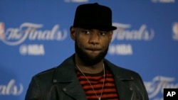 LeBron James, bintang NBA klub Cavaliers, menuduh Presiden Trump menggunakan jabatannya untuk memecah belah negara (foto: dok). 