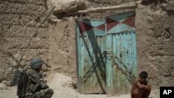 Bugun Afg’onistonning aksariyat viloyatlari mahalliy armiya zimmasiga topshirib bo’lingan. 130 000 kishilik xorijiy qo’shinlar 2014-yil oxirigacha mamlakatni tark etishi kerak