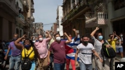 지난달 11일 쿠바 수도 아바나에서 식량 부족과 높은 물가, 신종 코로나바이러스 확산으로 인한 보건 위기에 항의하는 반정부 시위가 열렸다.