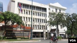 ក្រសួង​សាធារណការនិង​ដឹក​ជញ្ជូន ​នៅ​តាម​បណ្តោយ​មហាវិថី​ព្រះនរោត្តម​ នៅ​រាជធានី​ភ្នំពេញ​ នៅ​​ថ្ងៃទី៨ ខែ សីហា ២០១៥។ (ស៊ូ ពិសែន/ VOA)