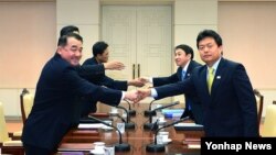 북한의 인천 아시안게임 참여 문제를 논의한 남북 실무접촉이 지난달 17일 판문점 '평화의 집'에서 열려 남북 대표단이 악수하고 있다. (자료사진)