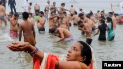 غسل در دریای گنگا و جمنا بخشی ازاین مراسم است.