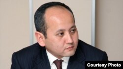 Ablyazov Sovet Ittifoqi parchalanganidan keyin Nazarboyev hukumatiga xizmat qilgan va katta boylik orttirgan. Dekabr oyida u "Reyter" agentligiga agar Nazarboyev hokimiyatdan ketsa, prezidentlikka iddao qilajagini aytgan edi.