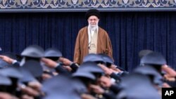 ইরানের সর্বোচ্চ নেতা আয়াতোল্লাহ আলি খামেনেই-এর সামনে বিমান বাহিনীর কর্মকর্তারা অভিবাদন জানাচ্ছেন। তেহরান। ফটোঃ ৭ ফেব্রুয়ারি, ২০২৫। (এপি মারফত ইরানের সর্বোচ্চ নেতার দফতর)