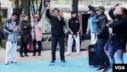 Warga dan turis di Seoul, Korea Selatan, belajar gaya tarian lagu "Gangnam Style." (Foto: VOA)