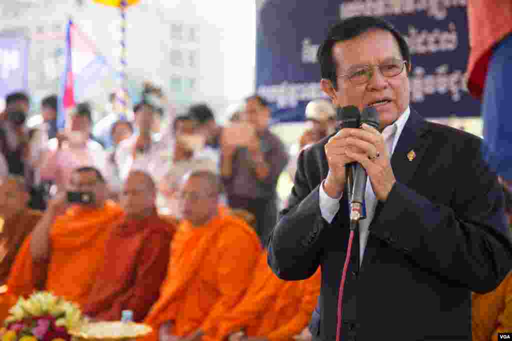 លោក កឹម សុខា​ ប្រធាន​គណបក្ស​សង្គ្រោះ​ជាតិ​ នៅ​ក្នុង​ពិធី​បង្សុកូល​នៅ​ស្តូប​ ក្នុង​សួនច្បារ​វត្តបុទុមវត្តី​ ដើម្បី​ឧទ្ទិស​កុសល​ជូន​ដល់​វិញ្ញាណកន្ធ​អ្នក​បាត់បង់​ជីវិត​ក្នុង​ការ​វាយ​ប្រហារ​​​ដោយ​ការគប់​គ្រាប់បែក​ឆ្នាំ​១៩៩៧​ ក្នុង​រាជធានី​ភ្នំពេញ​ កាលពី​ថ្ងៃទ