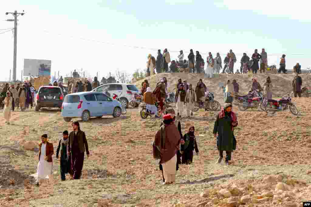 تجمع مردم برای تماشای مجازات علنی متهمان از سوی طالبان در ورزشگاه شهر گردیز