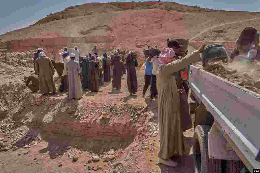 The cachette was in two layers, the first had 18 coffins, and the second had 12 coffins. (H. Elrasam/VOA)