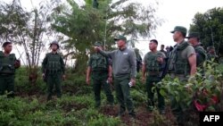 缅甸民族民主同盟军一名军官在缅甸北部掸邦腊戍镇附近指挥针对缅甸军队的行动。 摄于2023年10月27日。（图片由果敢信息网提供，法新社发布。）