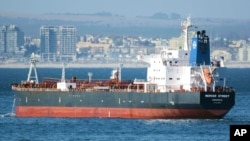 Arhiva - Naftni tanker Mercer strit koji plovi pod liberijskom zastavom, snimljen u Kejp taunu, Afrika, 2. januara 2016.