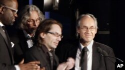 "Sharli Abdo"ning bosh muharriri Jerar Biard (o'ngda) va film tanqidchisi Jan Batist Tore sovrinni qabul qilish uchun kecha Nyu-Yorkka borgan. AQShdagi "Pen" yozuvchilar uyushmasining fikr va so'z erkinligi bo'yicha mukofoti ularga taqdim etildi.