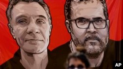 Warga mengenang jurnalis Dom Phillips (kiri) dan Bruno Pereira yang tewas di hutan Amazon dalam acara di Brasilia, Brazil (foto: dok). 