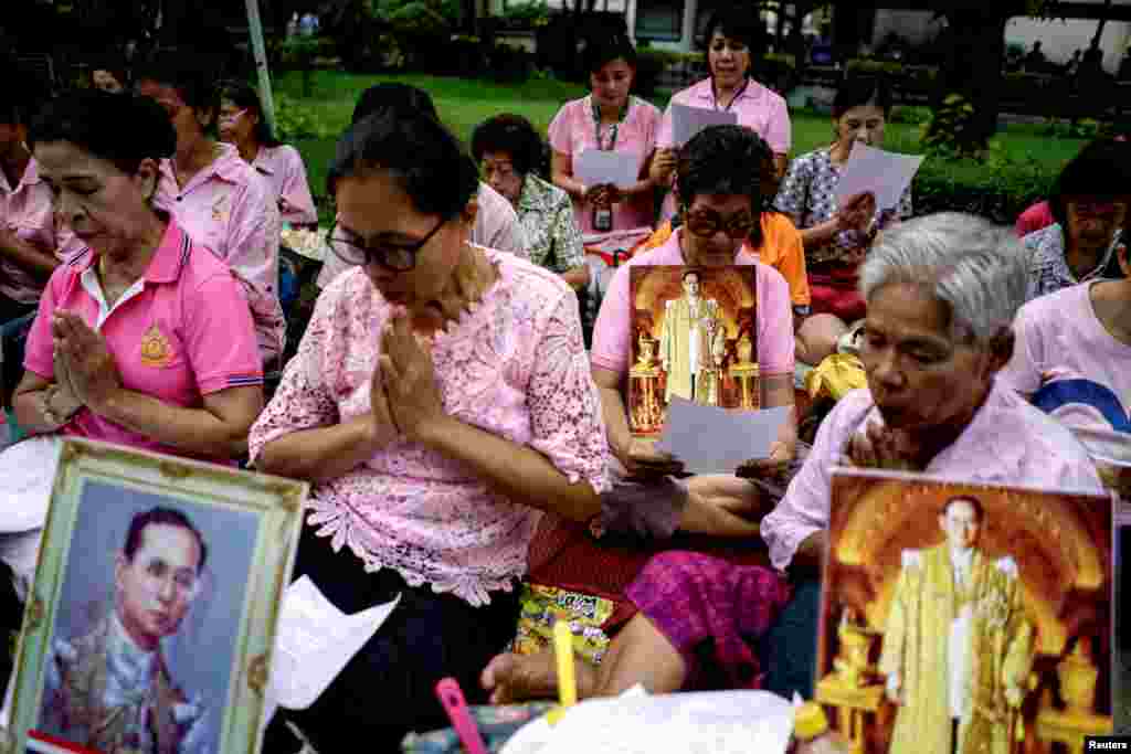 Warga berdoa untuk Raja Thailand Bhumibol Adulyadej, di rumah sakit Siriraj, Bangkok (13/10). (Reuters/Athit Perawongmetha)