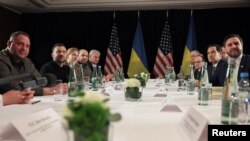 ፎቶ ፋይል፦ የዩናይትድ ስቴትስ ምክትል ፕሬዚዳንት ጄዲ ቫንስ እና የውጭ ጉዳይ ሚኒስትር ማርኮ ሩቢዮ ከዩክሬን ፕሬዚዳንት ቮሎዲሚር ዘለንስኪ ጋር በጀርመን ሙኒክ ከተማ በተካሄደው የሙኒክ የጸጥታ ጉባኤ ላይ ተገናኝተው እየተወያዩ፤ እአአ የካቲት 14/2025