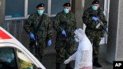 U Srbiji za sada 659 obolelih od virusa koji je zahvatio veći deo sveta, (Foto: AP/Darko Vojinović)