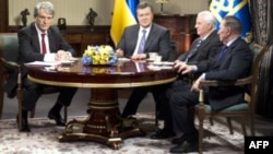 Presiden Ukraina Victor Yanukovych (kedua dari kiri) bertemu dengan pendahulunya Viktor Yushchenko, Leonid Kuchma, dan Leonid Kravchuk hari Selasa (10/12). 