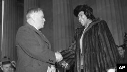 메리언 앤더슨(오른쪽)이 지난 1939년 4월 9일 부활절을 맞아 워싱턴 DC 링컨 기념관 앞에서 콘서트를 열기 직전 해롤드 익스 내무장관과 악수하고 있다.