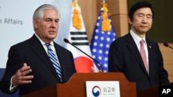 US Secretary of State Rex Tillerson, left, speaks as South Korean Foreign Minister Yun Byung-se looks on during a press conference in Seoul, March 17, 2017. 