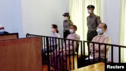 អ្នកស្រី Aung San Suu Kyi មេដឹកនាំ​​មីយ៉ាន់ម៉ា​ដែល​ត្រូវ​ដក​ចេញ​ពី​​​តំណែង​និង​អតីត​ប្រធានាធិបតី Win Myint បង្ហាញ​ខ្លួន​នៅ​តុលាការ​មួយ​កន្លែង​នៅ​រដ្ឋធានី​ណៃពិដោ កាល​ពី​ថ្ងៃ​ទី​២៤ ខែ​ឧសភា ឆ្នាំ​២០២១។