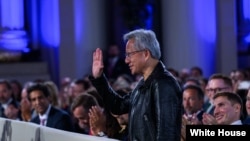 英伟达首席执行官黄仁勋出席2025年7月23日在华盛顿特区安德鲁·W·梅隆礼堂举行的白宫人工智能峰会。