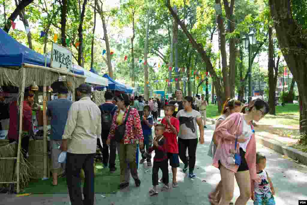 ប្រជាជន​ខ្មែរ​មើល​ស្តង់​ទំនិញ​នៅ​​រមណីយដ្ឋាន​វត្តភ្នំ អំឡុង​កម្មវិធីសង្រ្កាន្ត​វត្ត​ភ្នំដើម្បី​​អបអរ​ពិធី​បុណ្យ​ចូល​ឆ្នាំ​ប្រពៃណី​ខ្មែរ​នៅ​ក្នុង​ថ្ងៃទីពីរ កាលពី​ថ្ងៃទី​១៥ ខែមេសា ឆ្នាំ២០១៩ ក្នុង​រាជធានី​ភ្នំពេញ ប្រទេស​កម្ពុជា។(ទុំ ម្លិះ/VOA)