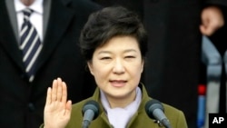 Presiden baru Korea Selatan, Park Geun-hye diambil sumpahnya di gedung Majelis Nasional di Seoul (25/2). 