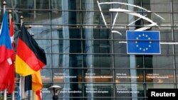 Sebuah bendera Jerman berkibar di depan gedung parlemen Eropa di Brussels (21/10).