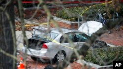 مهاجم، نخست موترش را بر پیاده رو رانده و آن را با مردم تصادم داد