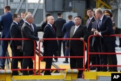 지난해 11월 러시아를 방문한 김정은 국무위원장이 블라디미르 푸틴 러시아 대통령과 보스토치니 우주기지를 둘러보고 있다.