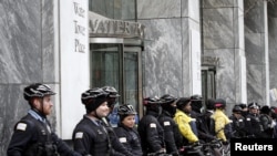 Polisi Chicago memblokir pintu masuk utama ke Water Tower Place saat sebuah pawai protes menentang kekerasan polisi di Chicago, Illinois, 24 Desember 2015.