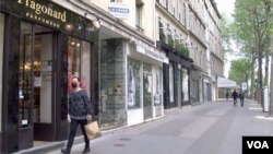 Shops like Fragonard on Boulevard Saint Germain are preparing to reopen. (Lisa Bryant/VOA)