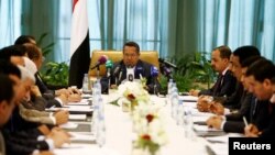 Yemen's Prime Minister Ahmed Obeid bin Daghr (C) attends a news conference in Riyadh, Saudi Arabia, May 18, 2016. 