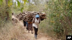 Mulheres fazem trabalho pesado para sustentar as famílias.