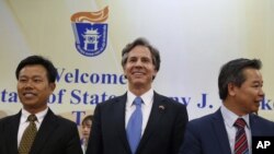 지난달 21일 토니 블링큰 미 국무부 부장관(가운데)이 베트남 하노이를 방문 방문해 남중국해 상황을 논의했다. (자료사진)