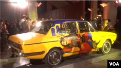 تصویری از خودروی اهدایی محمدرضا شاه پهلوی به رئیس جمهوری پیشین رومانی با اثر هنری از علیرضا شجاعیان (عکس از ویدئوی PaykanArtCar)