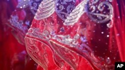 پاکستان کی وفاقی شرعی عدالت کے فیصلے میں کہا گیا ہے کہ کم عمر بچوں کی شادی کی روک تھام سے متعلق 1929 کے قانون کے تحت لڑکیوں کی شادی کے لیے 16 برس کی عمر مقرر کرنے سے ان کو بنیادی تعلیم حاصل کرنے میں مدد ملے گی۔ (فائل فوٹو)