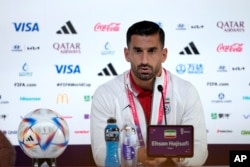 伊朗足球队的队长埃赫桑·哈伊萨菲（Ehsan Hajsafi）在多哈的记者会上。（2022年11月20日）