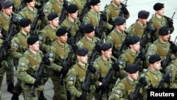 Pripadnici KBS tokom obeležavanja 10. godišnjice proglašenja nezavisnosti 18. februara 2018. (Foto: Reuters/Hazir Reka)