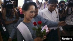 Pemimpin partai pro demorasi Filipinna, Aung San Suu Kri tiba di gedung parlemen di Naypyitaw untuk menghadiri sidang parlemen Myanmar pertama seusai pelaksanaan Pemilu ke-8 negara itu (16/11).