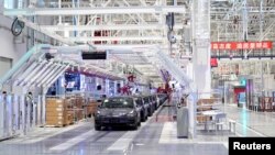 特斯拉在上海工厂里生产的汽车。（2020年1月7日）