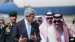 AQSh Davlat kotibi Jon Kerri va Saudiya Arabistoni Tashqi ishlar vaziri Saud al-Faysal, Jidda, 27-iyun, 2014-yil 