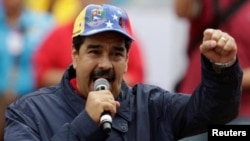 Presiden Venezuela Nicolas Maduro berbicara kepada pendukungnya dalam peringatan Hari Buruh di Caracas (14/5). 