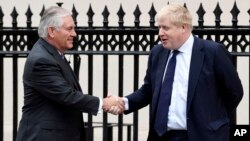 Menteri Luar Negeri AS Rex Tillerson, kiri, disambut Menteri Luar Negeri Inggris Boris Johnson di London, 22 Januari 2018.