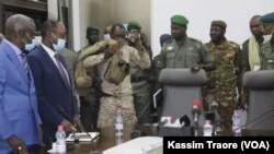 Les membres du Comité national pour le salut du Peuple (CNSP). (Photo: Kassim Traoré / VOA)