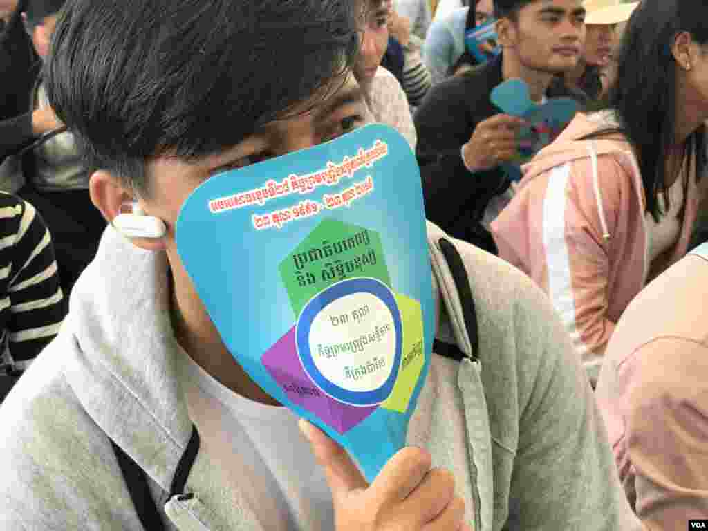 អ្នកចូលរួមម្នាក់​កាន់​បណ្ឌប្រកាសអំពីកិច្ច​ព្រមព្រៀង​សន្តិភាព​ទីក្រុង​ប៉ារីសក្នុង​ថ្ងៃរំឭក​ខួប​ទី២៨​ឆ្នាំ​នៃ​ការ​ចុះកិច្ចព្រមព្រៀងនេះ​ នៅទីក្រុង​ភ្នំពេញ​ថ្ងៃ​ទី​២៣​ តុលា​ ឆ្នាំ​២០១៩​។ (ហ៊ុល រស្មី​/VOA)