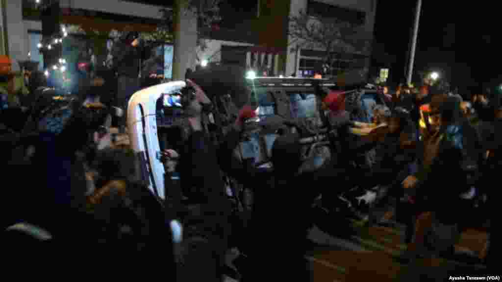 Zanga zanga a Ferguson, Missouri kan kasa gurfanarda da Dansandan da ya kashe wanibakatar fata, Nuwamba 25, 2014.