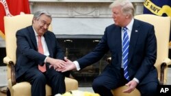 Sekjen PBB Antonio Guterres dalam pertemuan dengan Presiden AS Donald Trump di Gedung Putih, 20 Oktober tahun lalu (foto: dok). Guterres akan bertemu Trump di Gedung Putih hari Jumat (18/5) besok.